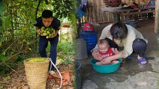 Single father _ picks bitter melon to sell, the woman stays at home to bathe and