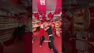 Sisters-in-law Fight While Delivering Chinese New Year Goods, Godiva