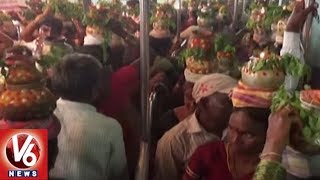 Devotees Throng Baddi Pochamma Temple In Vemulawada | V6 News