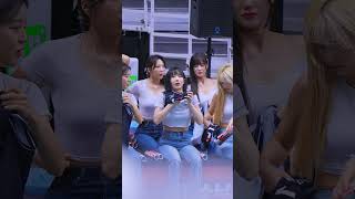 공연준비 '조끼탈의' 레인보우 조현영(Cho Hyunyoung) 1일 치어리더