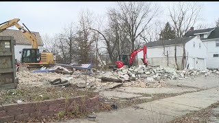 Crews demolish Atlantic Beverage building in Warren