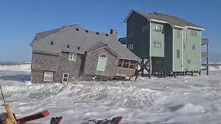 Caught on cam: Family Tides home falls into ocean