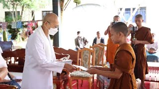 พิธีมอบถวายทุนการศึกษาพระภิกษุสามเณรวัดหนองขุ่น   คุณแม่ชีทองสุข นามเจ็ดสี และคณะศิษย์ชาวจีน-ฮ่องกง