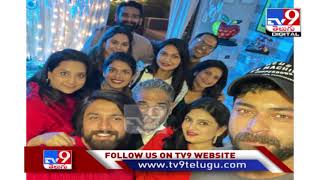 Allu Arjun celebrates Holi with his family in Hyderabad - TV9