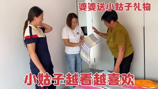 婆婆第一次来闺女新楼房，铺上亲手织的床单，小姑子高兴挽留住下