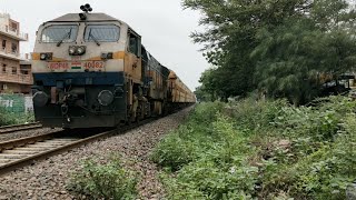 04888 BARMER - RISHIKESH Express in High Speed Towards Jodhpur Railway Station.