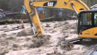 Gravemaskiner i flom - excavators in flooding river - RECUT