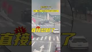 倆黑車懟了一下，把另一個車竟然懟翻了，網友視頻完了沒找到主角光看那個拉樹的車了