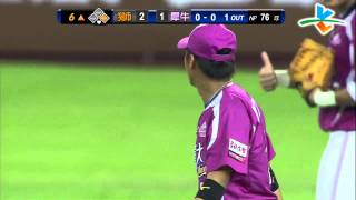 20130804 CPBL 獅 VS 犀牛 6上 高志綱巧妙安打,希克也只能無奈的讚嘆