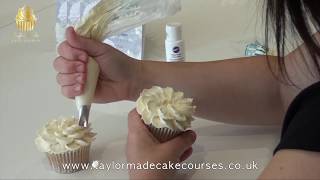 How to Make Buttercream Flowers - FIVE FREE FLOWERS