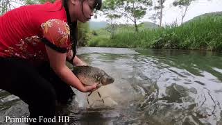 Primitive Life - A Smart Girl's Unique Fishing Catch A Huge Fish