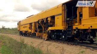 Ballast tamping machine Plasser 08-475 UNIMAT 4S in action