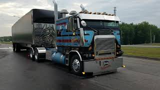 Bad-ass Freightliner FLB Cabover at Esso in Maskinongé, Quebec