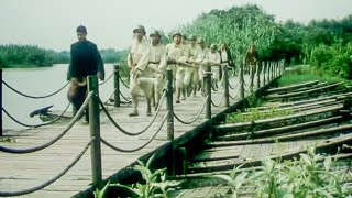 日軍大部隊進村找人，大叔站出來幫忙打掩護，讓毛頭小子安全撤離 【每日观影】