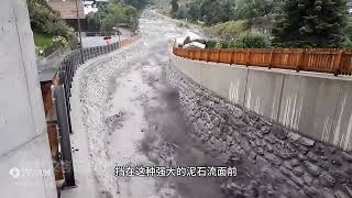 泥石流带着超强破坏力路过河道