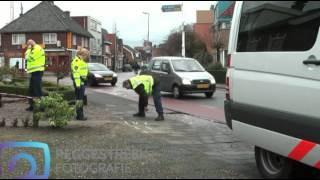 Auto schept voetganger in Nijverdal