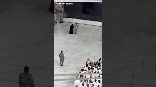 Khana Kaaba Me Ek Aurat Ka Ajeeb Harkat | Khana Kaaba Viral Video | #shorts #viral #trending #islam