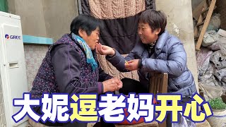 老妈给大姐上坟回家，心情压抑闷闷不乐，大妮拿水果逗老妈开心【農村傻大妮兒】