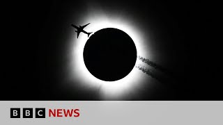 Total solar eclipse: North America watches in wonder | BBC News