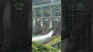 【ダム】玉淀ダムの放水　重力式コンクリートダム　埼玉県