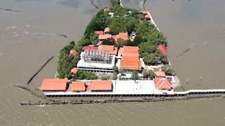 Tempel in Thailand versinkt im Meer