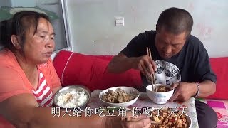 【農民大黑】二素菜沒肉？大黑竟然誇媳婦活學活用！二盤菜吃的干淨乾淨，真香