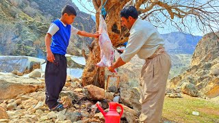 🥩🔪Nomadic lifestyle of Iran: A butcher shop in the mountains to provide healthy and fresh meat🐑🔪🥩