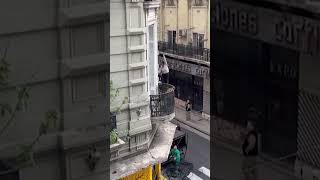 Woman escapes fire by sliding down a cable in Buenos Aires