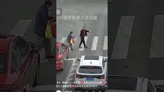 监控下的这一幕，暖心！给红色车主点赞！#今日中国