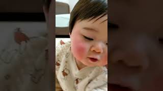 自分のくしゃみにビックリしちゃう赤ちゃん🥰🥰［A cute baby surprised by her sneeze］♯shorts