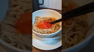 海の前で食べる拉麺2つ。1人で(笑)