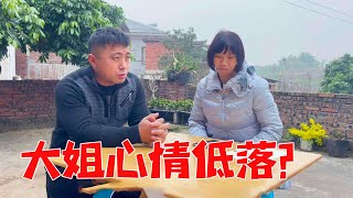 大姐准备请客吃刨猪汤，打电话通知亲朋好友，妈妈说忙得很【乡村大姐】