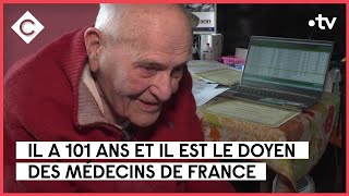 À 101 ans, ce médecin exerce toujours - La Story - C à Vous - 20/04/2023