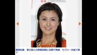 紀香　熱愛質問には笑顔で無言　情熱の赤のドレスで笑顔ふりまく