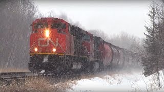 CN Train Spotting HD: CN 8831 2137 \u0026 DPU 8812 Fly's Q105 Through The Snow w/ Loud K5LLA! 1/2 3/17/18