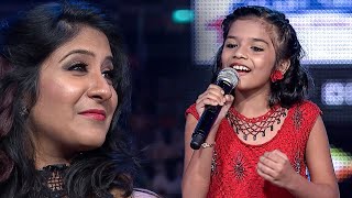 Shweta Mohan Adoring Baby Sreya's Beautiful Singing At South Award Show