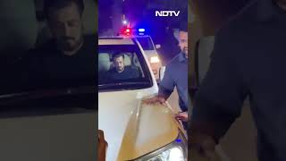 Salman Khan Mumbai में Amir Khan के घर के बाहर किए गए Click