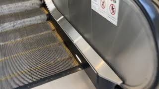 瀬谷駅改札外のエスカレーター