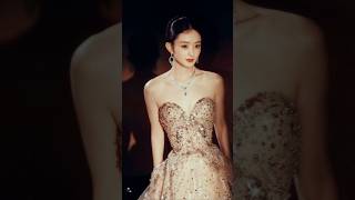 赵丽颖/Zhao Liying👑💛😇光影倒映在她的瞳心，翩然行进，自有轨迹。【Queen👑】🌹❤️