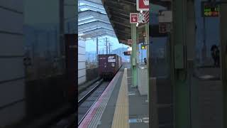 早朝の防府駅を通過していく山陰本線のコンテナ貨物列車