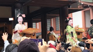 (20250202)京都　北野天満宮　節分祭　豆撒き(かなりの争奪戦でしたが、なんとか一つだけ福豆を手に入れることができました！)