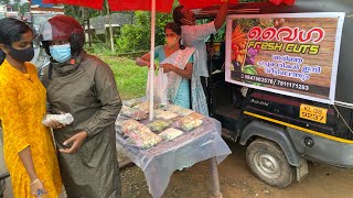 പച്ചക്കറി പാക്കറ്റിലാക്കി വഴി കച്ചവടം നടത്തുന്ന ഗീത ചേച്ചിയും വിജയേട്ടനും