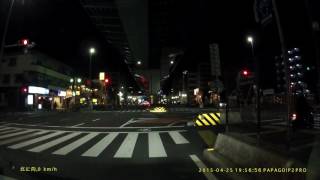 横断歩道を渡る原付