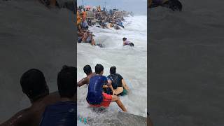 উত্তাল সমুদ্র স্নানে খতরনাক মুহূর্ত 😱🌊😲 #viral #shorts #sea #waves #beachview