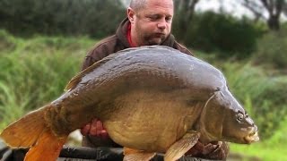 Pêcher la carpe dans la vase en  canal