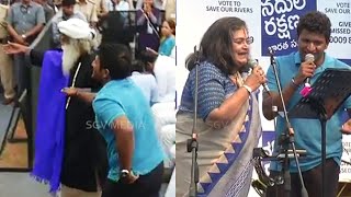 Sadhguru Pushes Puneeth Rajkumar Towards Stage to sing a song with Usha Uthup - Bombe Heluthaithe