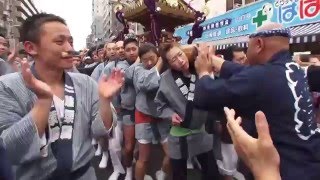 平成28年 根津神社「つつじ祭り」根津祭友會 神輿立派な渡御です。