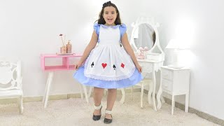 VESTIDO ALICE PAÍS DAS MARAVILHAS COM NAIPES BORDADO NO AVENTAL