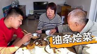 油条配2盘大烩菜，晋北农村最接地气的农家饭！一家人坐炕头吃嗨了【老文的快乐生活】