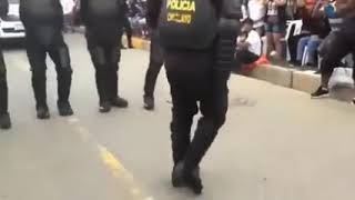 Policía policía de noche y de día